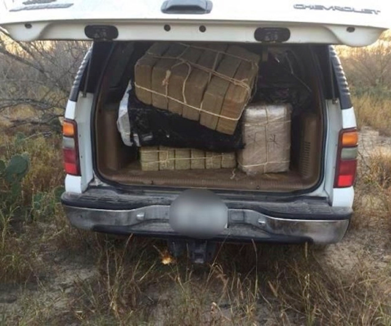 Tiran más droga en el río y escapan