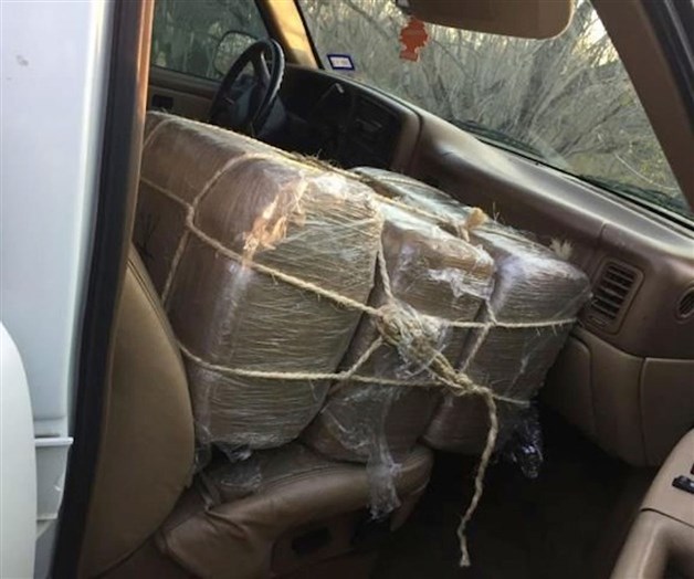 Tiran más droga en el río y escapan