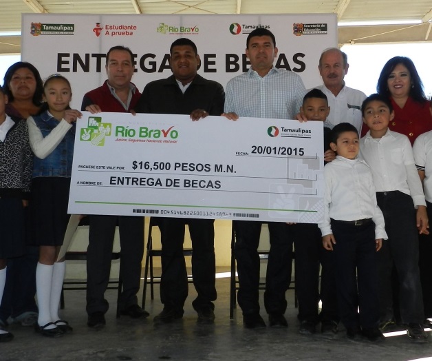 Entrega el alcalde becas municipales