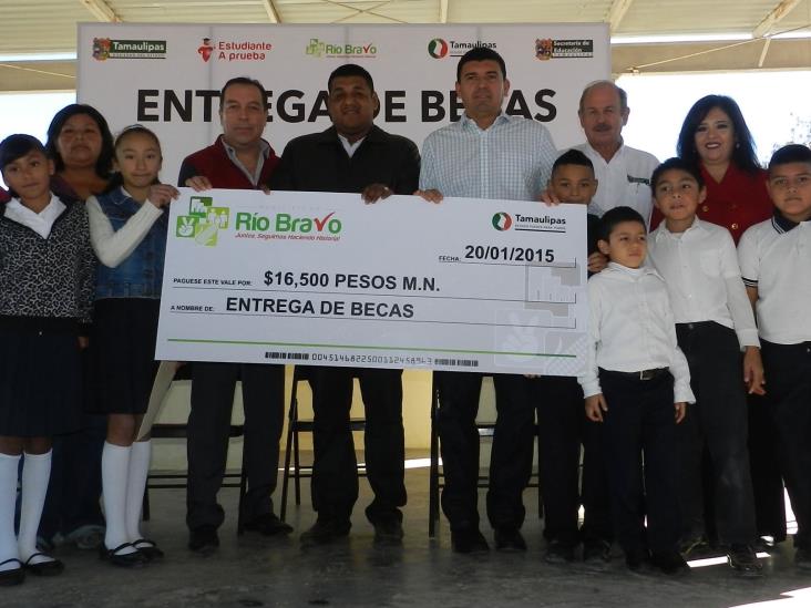 Entrega el alcalde becas municipales Entrega el alcalde becas municipales