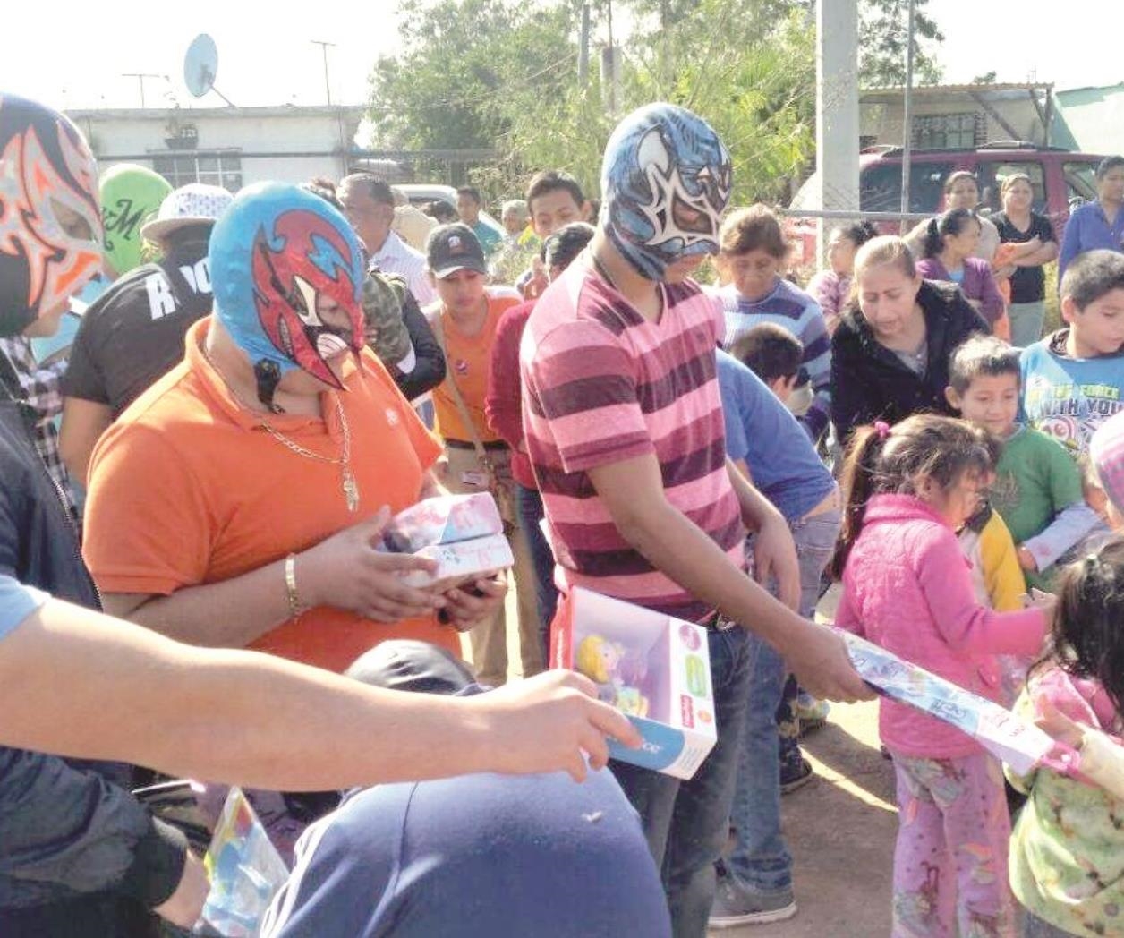 Los luchadores reparten juguetes Los luchadores reparten juguetes