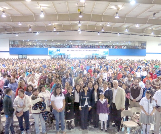 Distribuyen becas a casi 5 mil alumnos Distribuyen becas a casi 5 mil alumnos