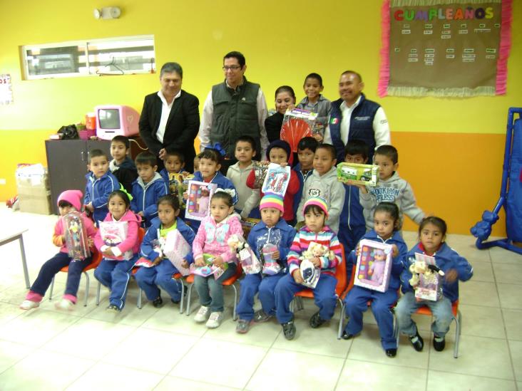 Ejecutivos de banco Banortehacen entrega de juguetes Ejecutivos de banco Banortehacen entrega de juguetes