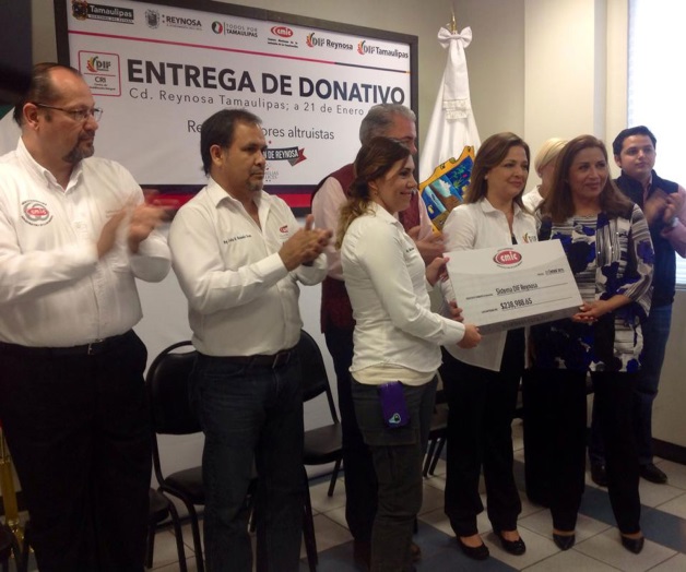 Entrega CMIC donativo al DIF