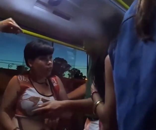 VIDEO: La cachan robando celular en autobús y la obligan a devolverlo