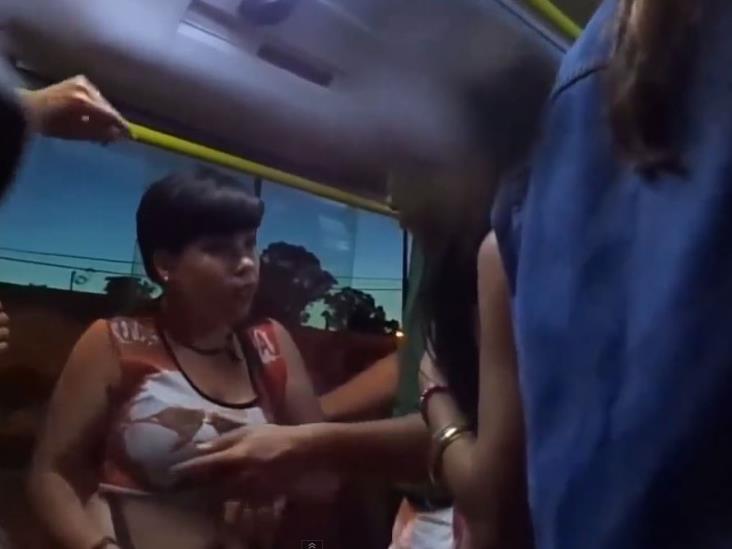 VIDEO: La cachan robando celular en autobús y la obligan a devolverlo VIDEO: La cachan robando celular en autobús y la obligan a devolverlo