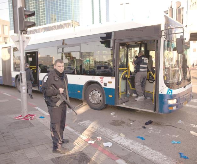 Sujeto apuñala a once personas en autobús Sujeto apuñala a once personas en autobús