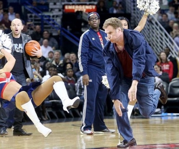 Will Ferrell dio un balonazo a una porrista NBA Will Ferrell dio un balonazo a una porrista NBA