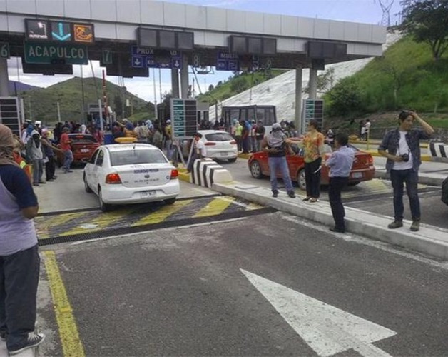 CETEG y normalistas toman casetas de Palo Blanco