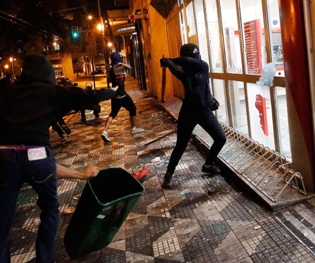 Protestan en Brasil contra aumento a tarifa de transporte Protestan en Brasil contra aumento a tarifa de transporte