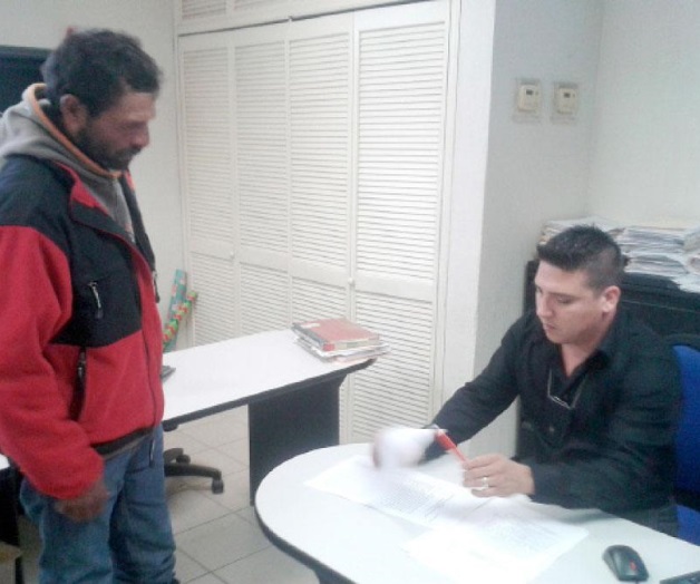 Le parten el corazóna pescador