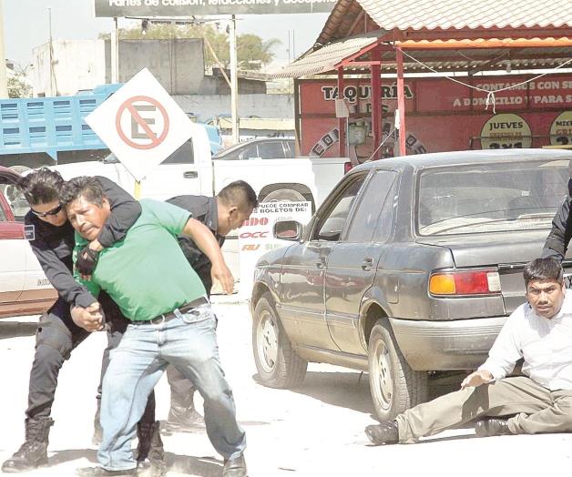 Riñen en Oaxaca taxistas y Policía