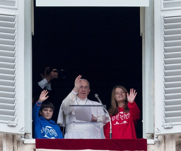 El Papa cambia las palomas de paz por globos El Papa cambia las palomas de paz por globos