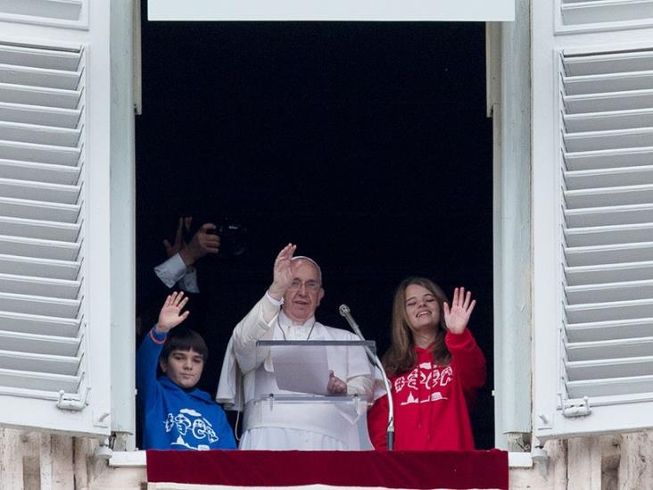 El Papa cambia las palomas de paz por globos El Papa cambia las palomas de paz por globos