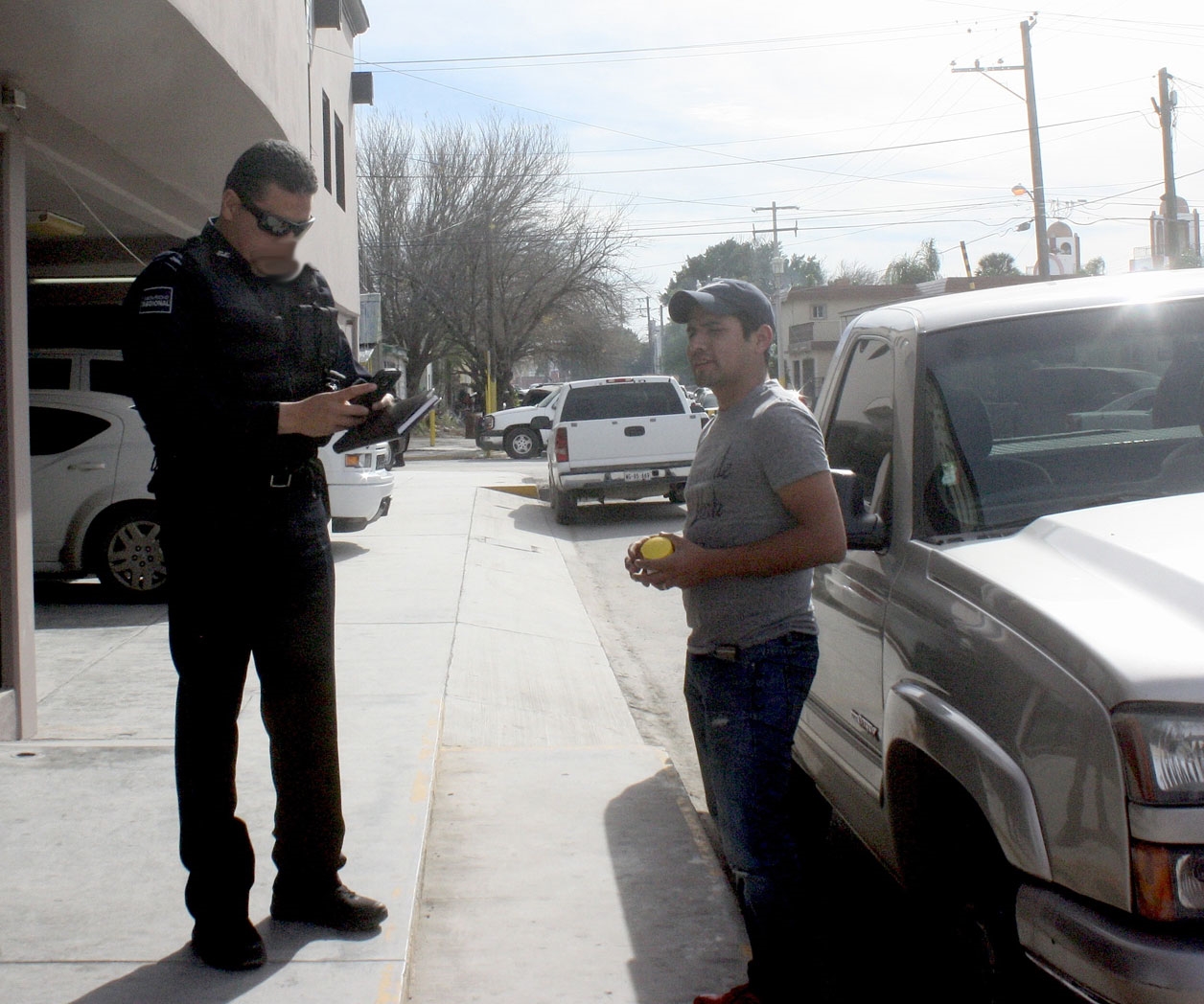 Aseguran vehículocon parte robada Aseguran vehículocon parte robada