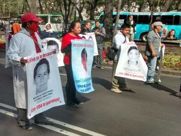 Padres de normalistas dicen haber sido amenazados Padres de normalistas dicen haber sido amenazados