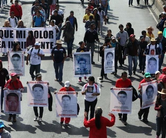 Arriban padres de normalistas al Zócalo