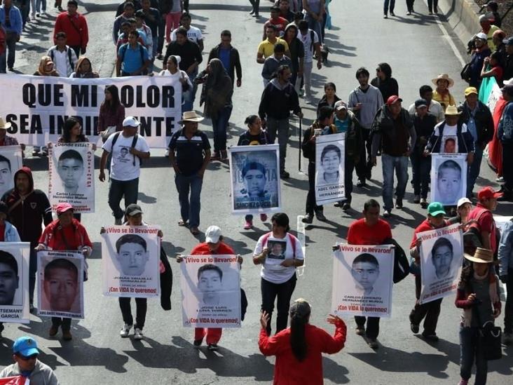 Arriban padres de normalistas al Zócalo Arriban padres de normalistas al Zócalo