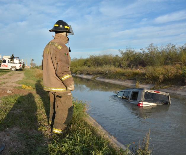 Logra salir de las aguas y deja abandonada unidad en un canal