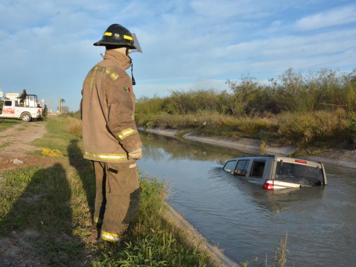 Logra salir de las aguas y deja abandonada unidad en un canal Logra salir de las aguas y deja abandonada unidad en un canal