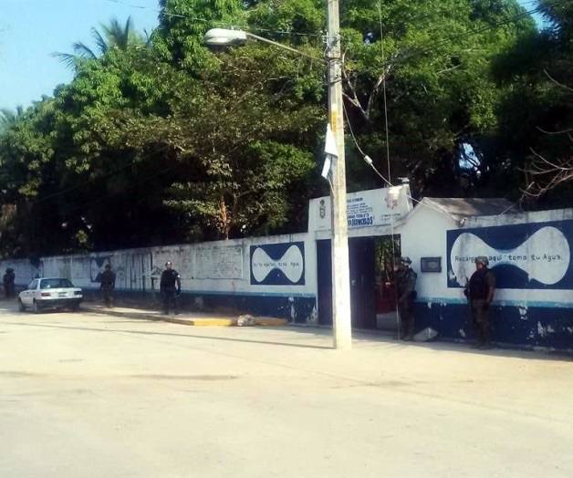 Militares, marinos y gendarmes resguardan algunas de las escuelas de Acapulco que pararon desde noviembre de 2014 por la inseguridad. Militares, marinos y gendarmes resguardan algunas de las escuelas de Acapulco que pararon desde noviembre de 2014 por la inseguridad.
