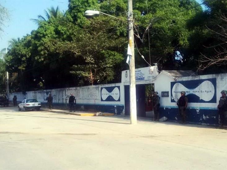 Militares, marinos y gendarmes resguardan algunas de las escuelas de Acapulco que pararon desde noviembre de 2014 por la inseguridad. Militares, marinos y gendarmes resguardan algunas de las escuelas de Acapulco que pararon desde noviembre de 2014 por la inseguridad.