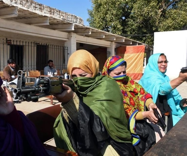 Arman a maestras en Pakistán