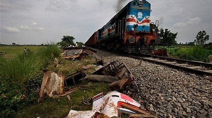 Mueren tres universitarios por intentar tomarse “selfie” frente a tren en movimiento Mueren tres universitarios por intentar tomarse “selfie” frente a tren en movimiento