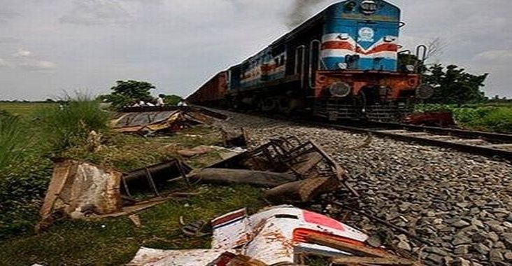 Mueren tres universitarios por intentar tomarse “selfie” frente a tren en movimiento Mueren tres universitarios por intentar tomarse “selfie” frente a tren en movimiento