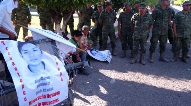 Ejército no participo en la desaparición de los 43 normalistas: PGR Ejército no participo en la desaparición de los 43 normalistas: PGR