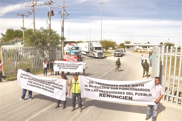 Cumplen amenaza:cierran los puentes