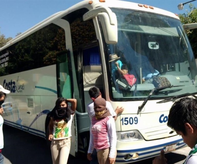 Retiene PF a normalistas en caseta