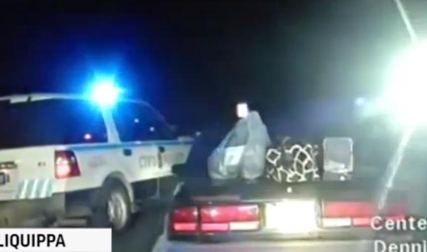 VIDEO: Mujer esposada se roba una patrulla e intenta huir