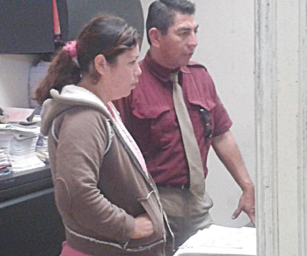 Hallan muerta enfermeracon jeringa en una mano