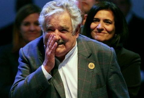 Mujica enciende los mayores aplausos con defensa de la política Mujica enciende los mayores aplausos con defensa de la política