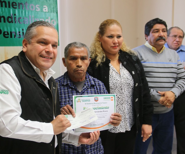 Reconoce a empleados por más de 30 años de servicio Reconoce a empleados por más de 30 años de servicio