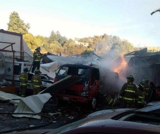 Buscan sobrevivientes bajo escombros