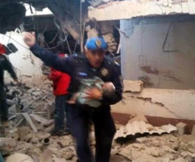 Policía rescata a bebé de los escombros de hospital en Cuajimalpa Policía rescata a bebé de los escombros de hospital en Cuajimalpa