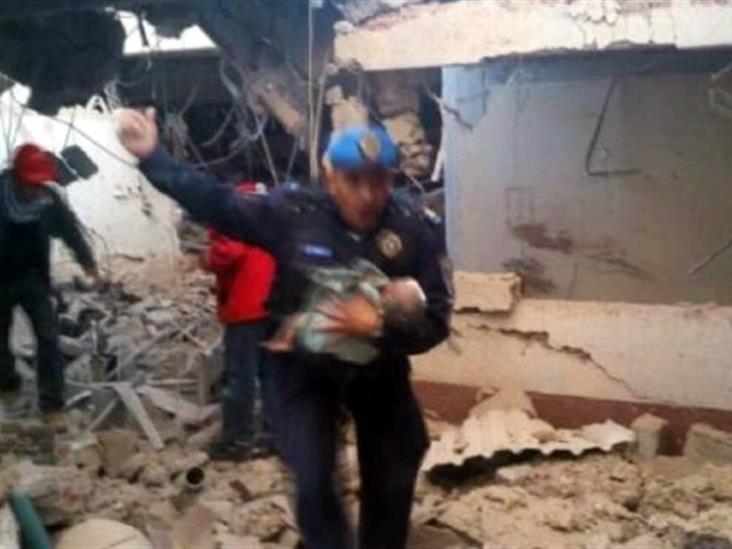 Policía rescata a bebé de los escombros de hospital en Cuajimalpa Policía rescata a bebé de los escombros de hospital en Cuajimalpa