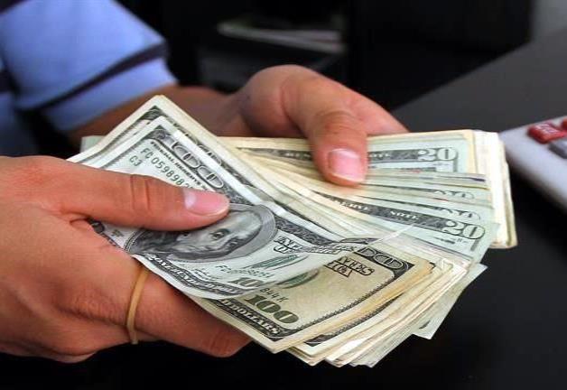 Modera peso caída; cierra dólar a $15.10