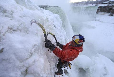 Alpinista hace historia tras escalar las cataratas del Niágara Alpinista hace historia tras escalar las cataratas del Niágara