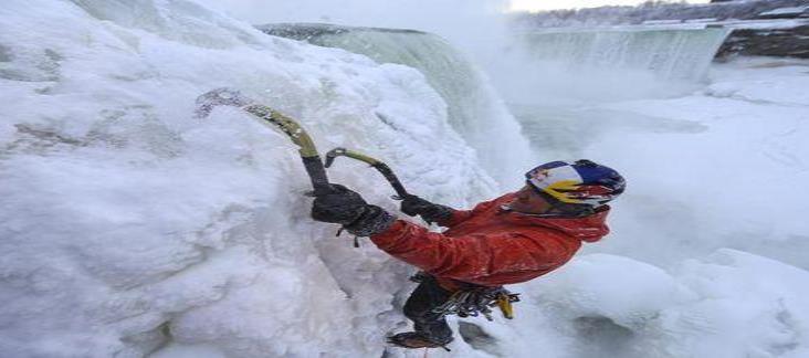 Alpinista hace historia tras escalar las cataratas del Niágara Alpinista hace historia tras escalar las cataratas del Niágara