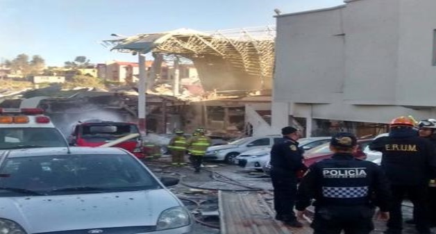 Osorio Chong recorre la zona afectada por explosión en hospital