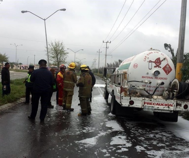 Evacuan a vecinos por fuga en pipa
