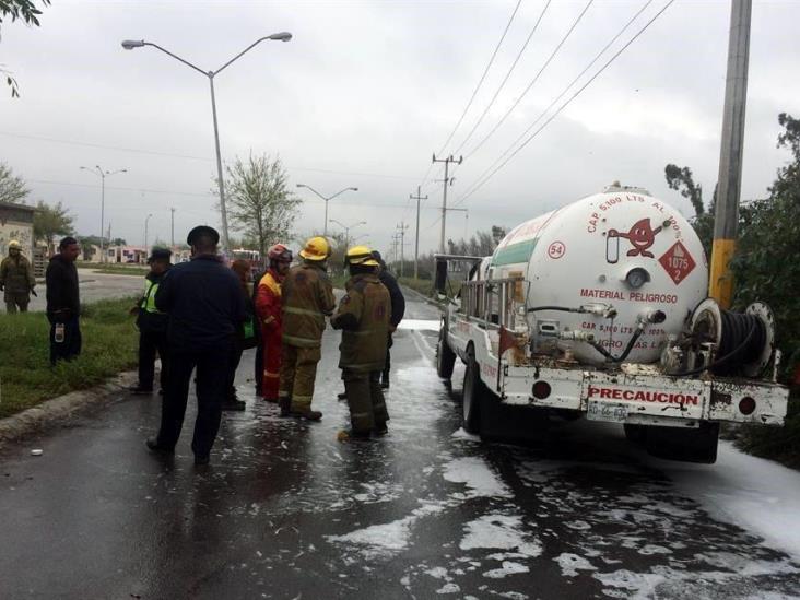 Evacuan a vecinos por fuga en pipa Evacuan a vecinos por fuga en pipa