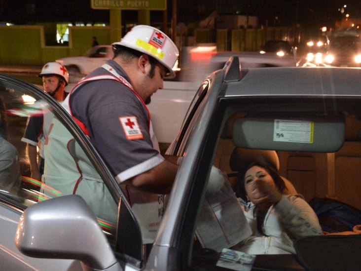 Dama impactaa un semáforo Dama impactaa un semáforo