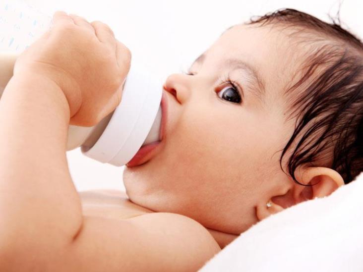 Bebés pueden desarrollar otitis media por mala posición de biberón Bebés pueden desarrollar otitis media por mala posición de biberón