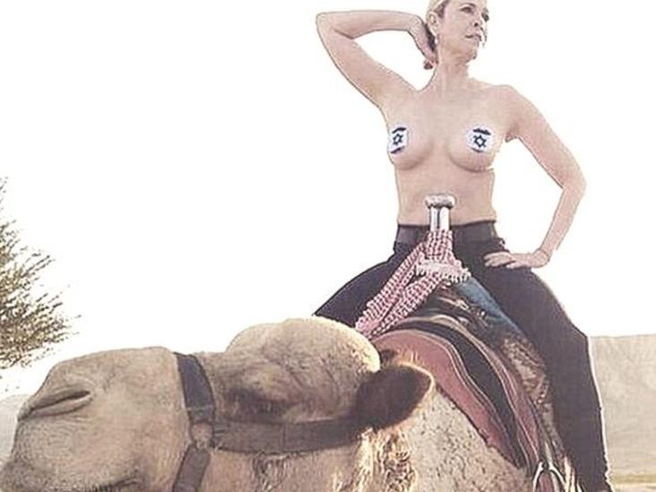 Llama a la unidad con topless Llama a la unidad con topless