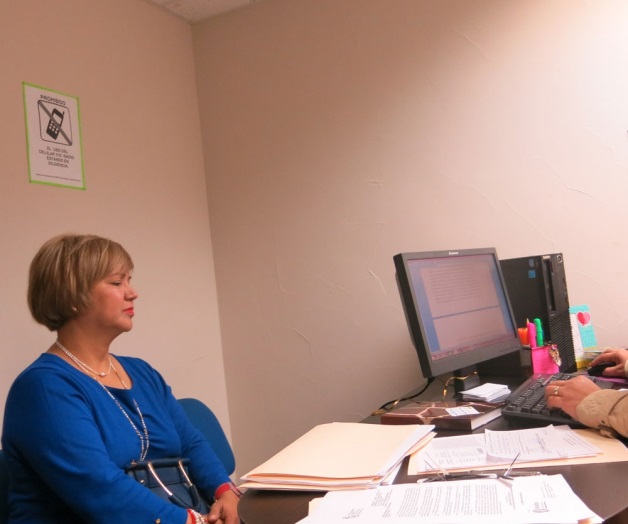 Se descuida y la despojan de bolso