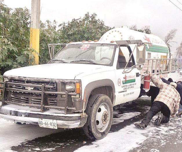 Evacúan a cientos por una fugade gas en pipa, en Escobedo, NL